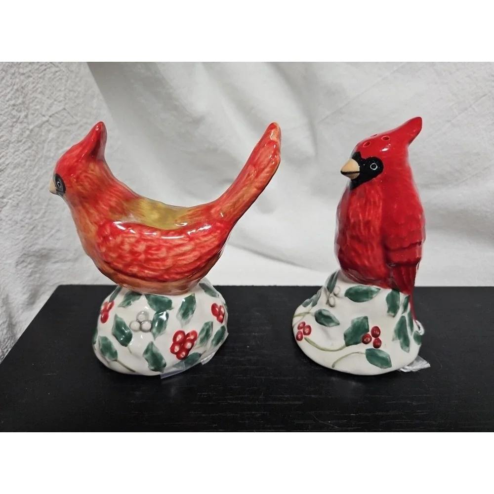 Pfaltzgraff Winterberry‎ RED CARDINAL SALT AND PEPPER SET